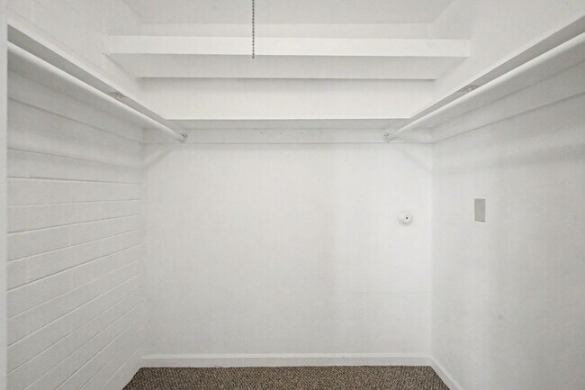 Building Photo - University/ Downtown- 1 bedroom first floor condo