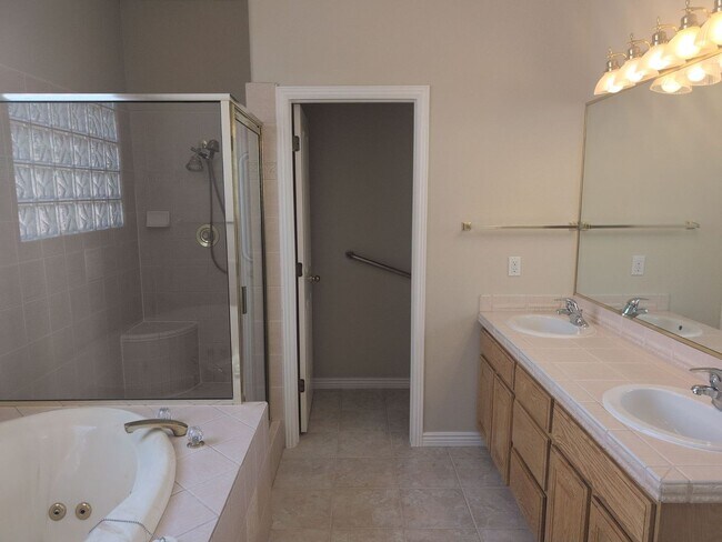 Building Photo - Spacious and Inviting 3-bedroom