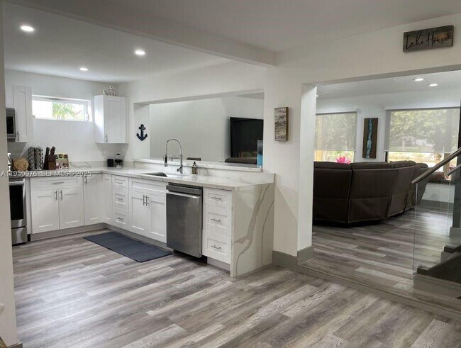 Building Photo - 4311 SW 31st Dr