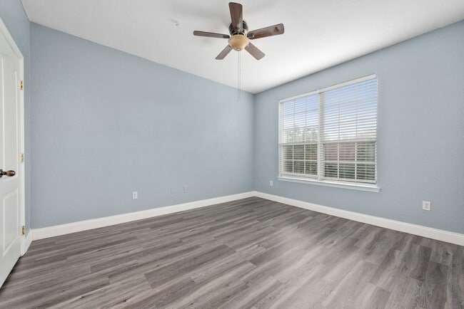 Building Photo - 2 Bedroom/2 Bath Condo with Garage and Pool view in Grand Reserve at Kirkman Parke