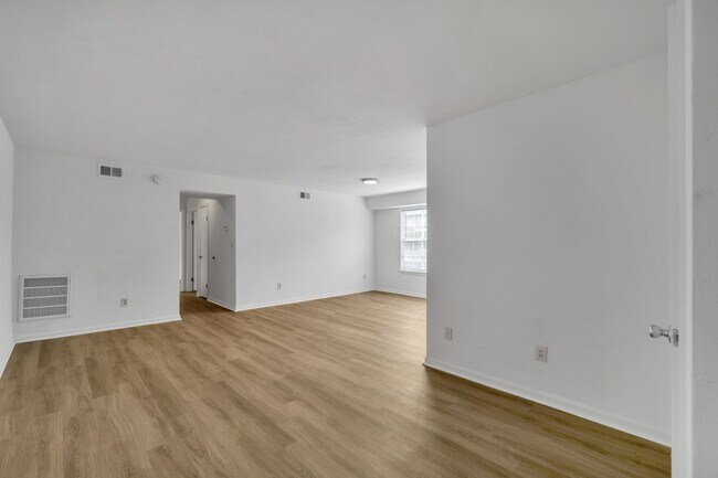 Building Photo - Easy Living- Easy Leasing- 2 Bedroom Apart...