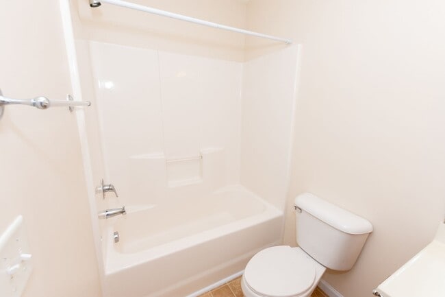 Building Photo - MOVE IN READY!!