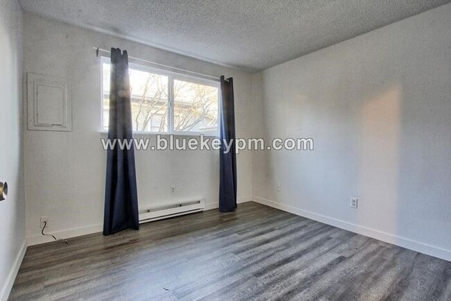 Building Photo - 2 Bed, 1 Bath Duplex with Fully Fenced Yard at SE Holgate Blvd and SE 70th Ave