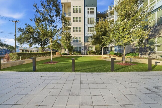 Building Photo - 1702 W Cleveland St