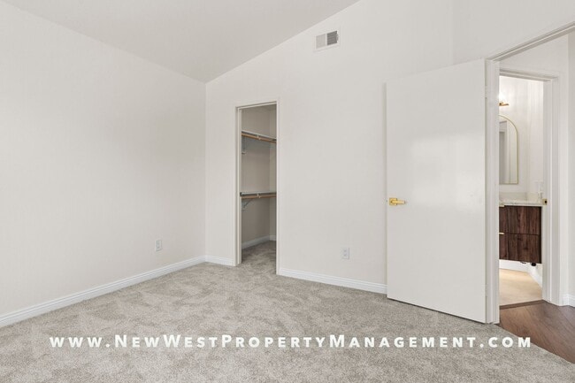 Building Photo - Newly renovated 2-bedroom UTC townhome in the coveted Andria of Renaissance at La Jolla community...