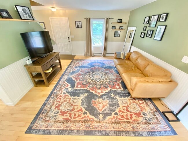 Building Photo - 3 Bedroom Home Colchester Available 8/15th!