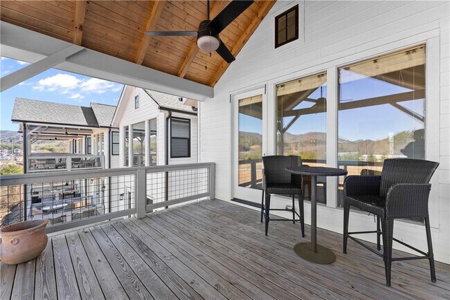 Building Photo - 35 Cottonwood St