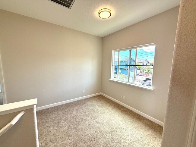 Building Photo - Beautifully Maintained 3Bd/2.5Ba Near Capitola Mall!