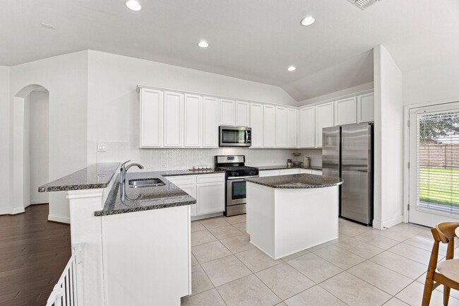 Building Photo - 6326 Wolf Run Dr
