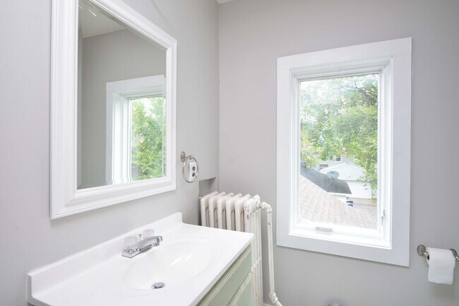 Building Photo - 3 Bed 1.5 Bath Single Family Home in St. Pau