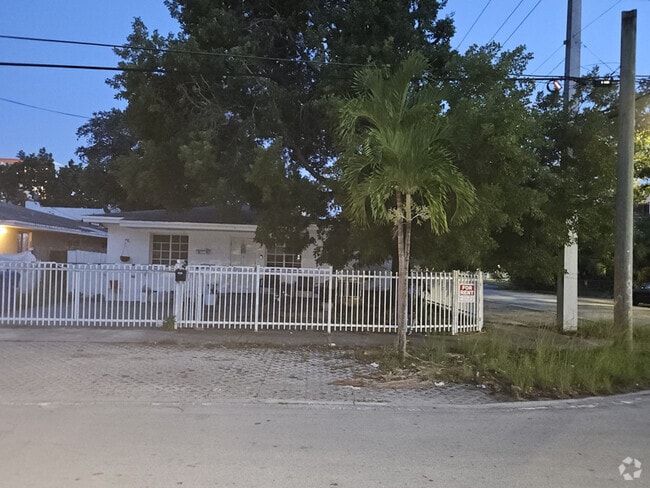 Building Photo - 1298 NW 38th St