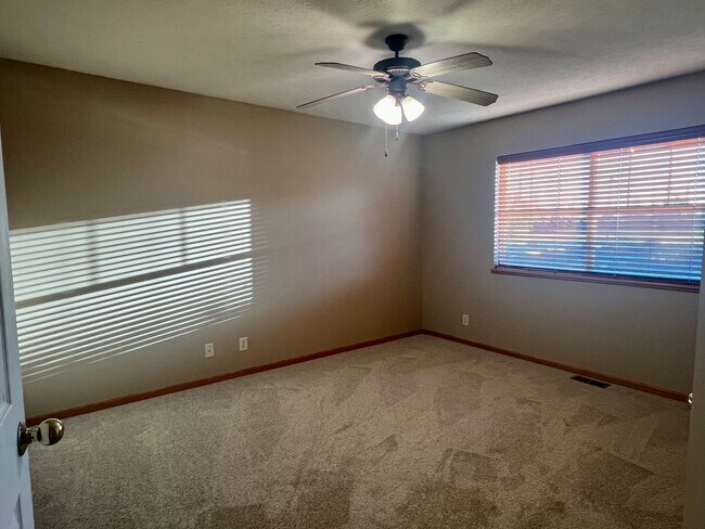 Building Photo - **AVAILABLE SOON**Beautiful 3 bed townhome off 84th & Holdrege