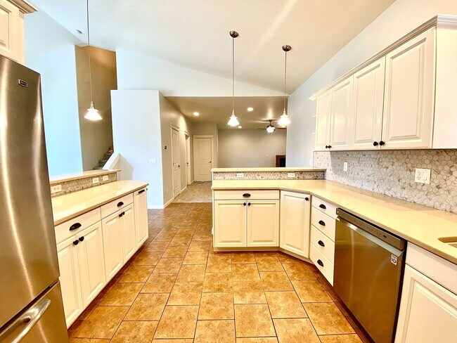 Building Photo - 3 Bedroom 2.5 Bath, 3 Car Garage w/Gorgeous Exterior