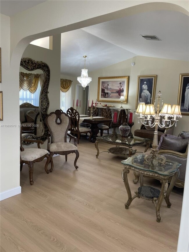 Building Photo - 1402 SE 1st Terrace