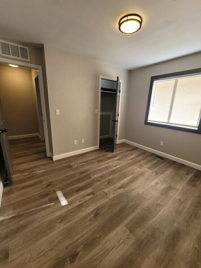 Building Photo - Remodeled 2 bathroom Townhouse on Sunset in Osage Beach!