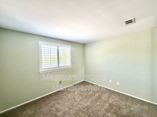 Building Photo - 46383 Vianne Ct