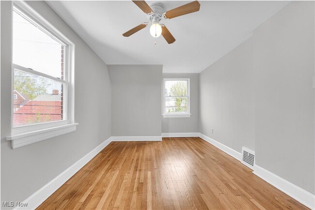 Building Photo - 141 E 206th St