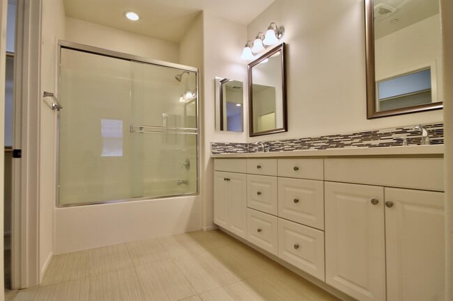 Building Photo - 950 N Chaparral Ln