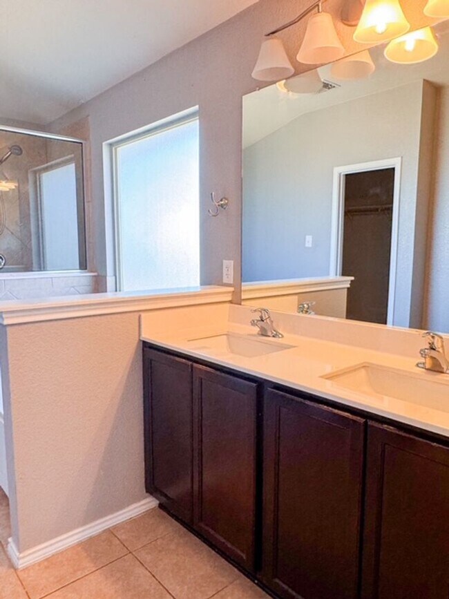 Building Photo - Large Single Family Home in Copperas Cove