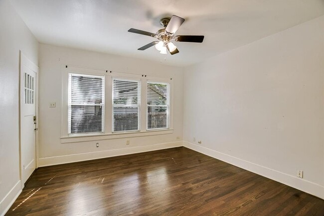 Building Photo - 1007 Reagan Terrace