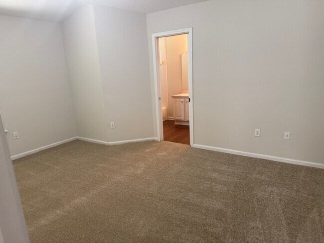 Building Photo - 5550 Oak Crossing Dr