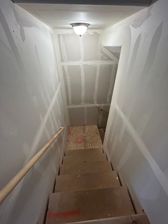 Building Photo - 4 Bedroom Exchange Townhome