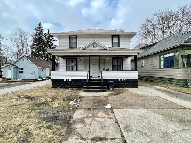 Building Photo - Grand 836/838