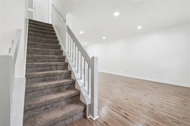 Building Photo - 5320 Kelleys Creek Dr