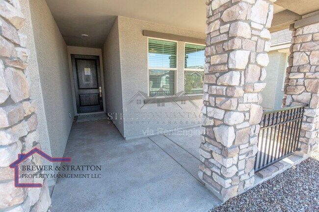 Building Photo - 15243 W Latham St