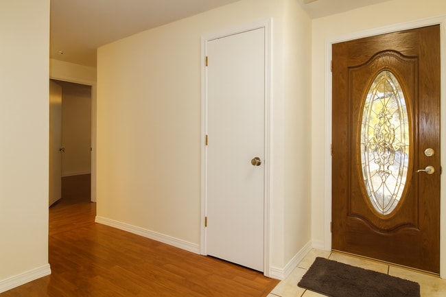 Building Photo - Spacious SW Bend Home on Nearly Half an Ac...