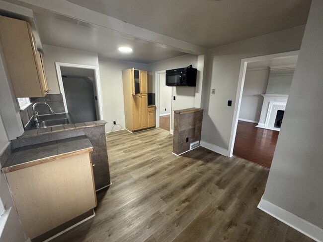 Building Photo - Ready for Move-In: Spacious 3-Bed Home