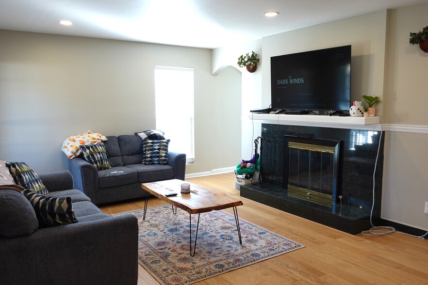 Family Rm - 1333 Holliday Dr