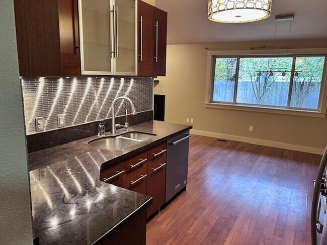 Building Photo - Burnt Bridge Creek 4 bedroom- Single Level