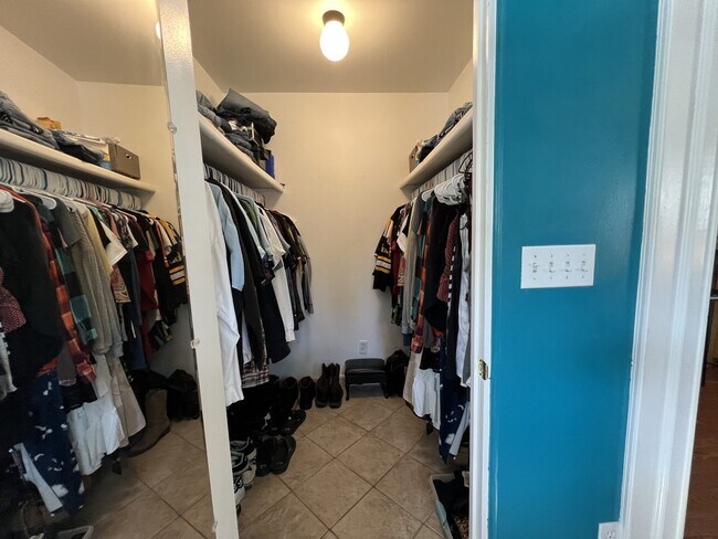 Building Photo - 2233 Paris St