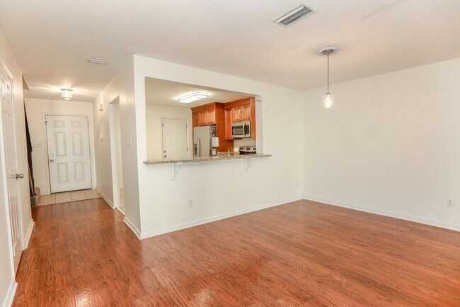 Building Photo - "Charming Kempsville Lake Townhome – Great Amenities & Location!"