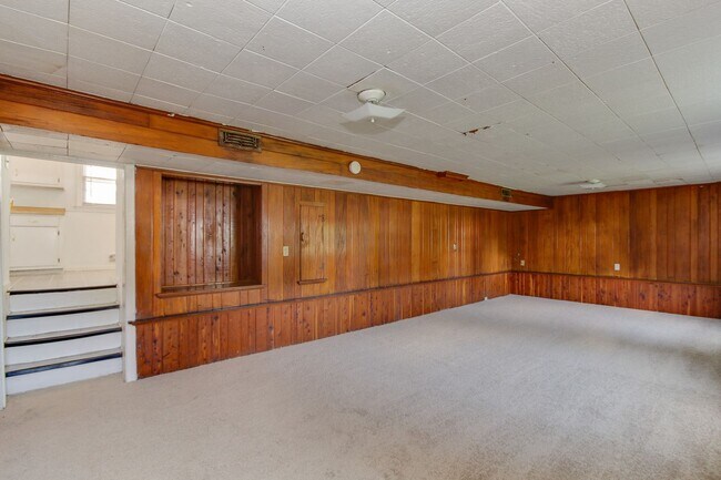 Building Photo - Welcome To Vintage Split-Level Living!