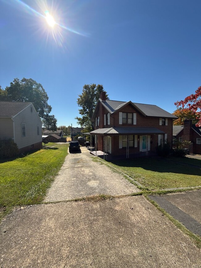 Building Photo - Historic 4 Bedroom 3 Bath Home Near Downto...