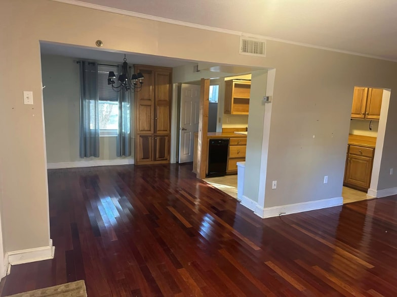 Building Photo - 1004 School St