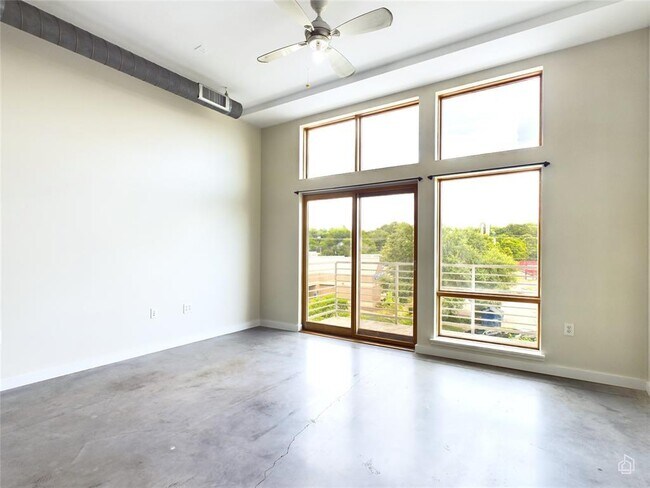 Building Photo - 2124 E 6th St