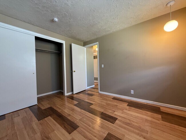 Building Photo - Forest Apartments