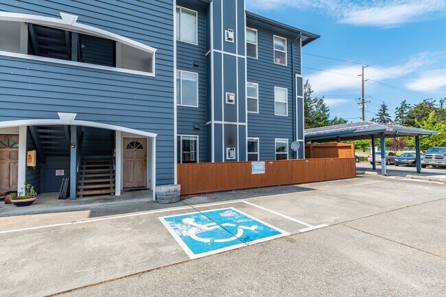 Building Photo - 2 Bed + Den/Office 2 Bath Ground level Condo