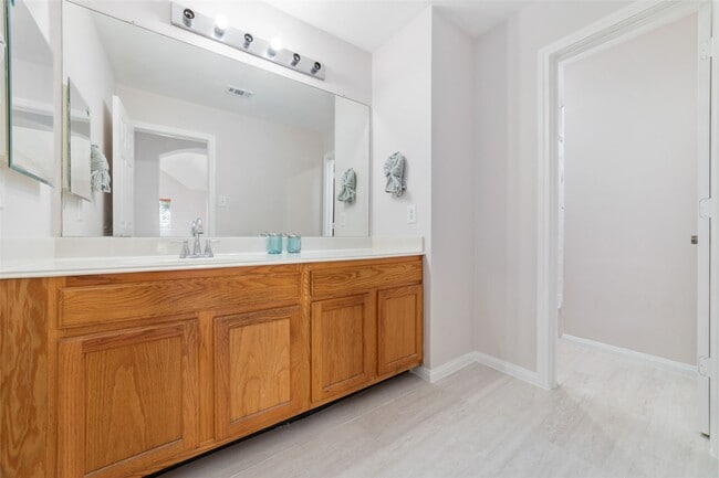 Building Photo - 8330 Malin Ct