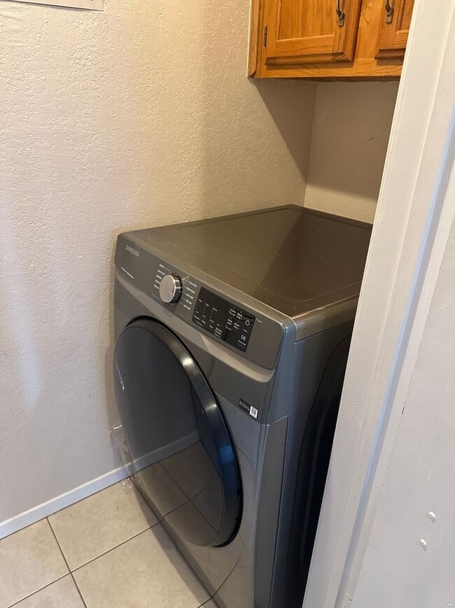 Building Photo - ONE BEDROOM, one bath! Condo by ACU!