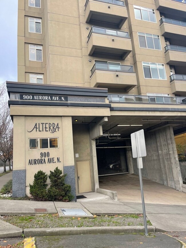 Building Photo - Updated Condo with Parking for One, Great Location and Communal Roof-top Deck!!