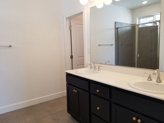 Building Photo - Condo For Rent in Gardnerville