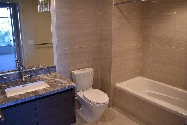 Building Photo - Spacious Luxury One Bedroom - Insignia