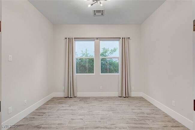 Building Photo - 3395 Stone View Ave