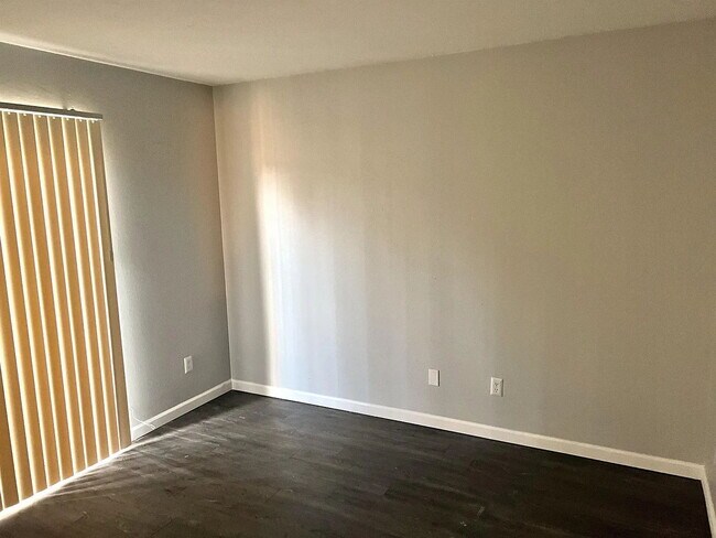 Building Photo - UPDATED 2 BEDROOMS WITH PRIVATE PATIO & CENTRAL AIR