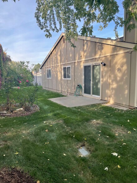 Building Photo - 418 S Quillan Plz