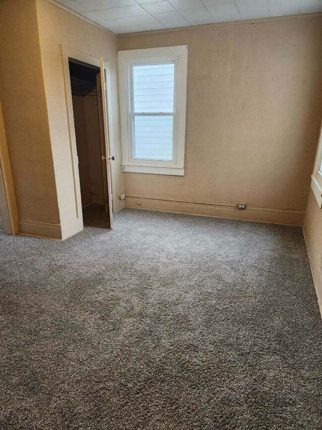 Building Photo - Nice 3 BR